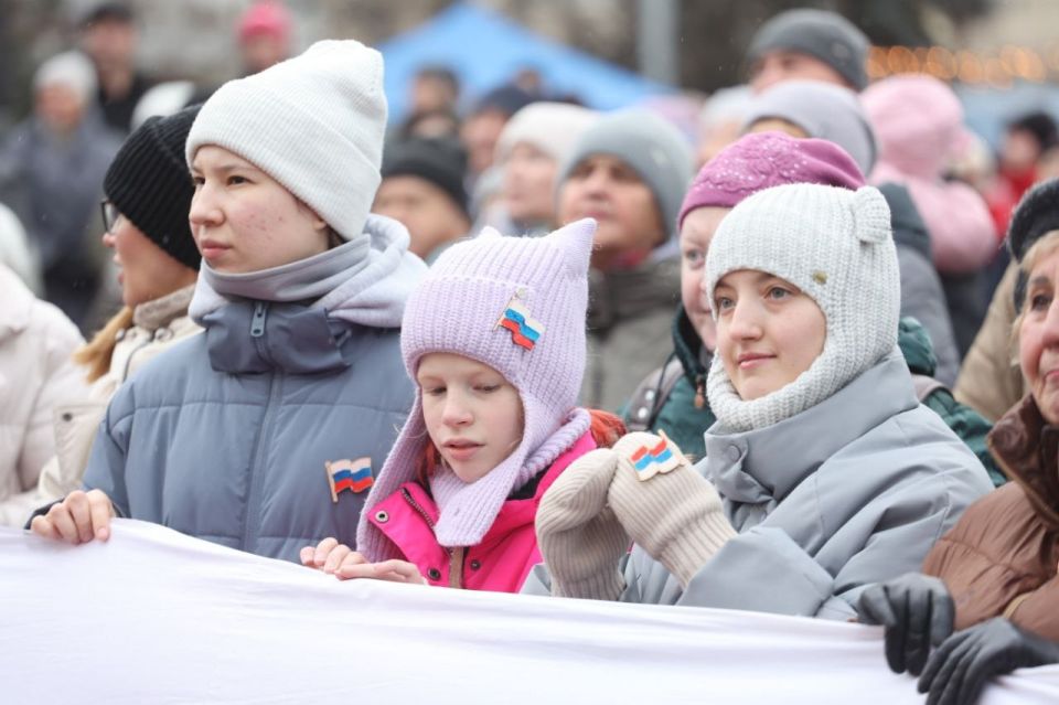 Красноярцы встали в хоровод на Театральной площади Красноярцы встали в хоровод на Театральной площади