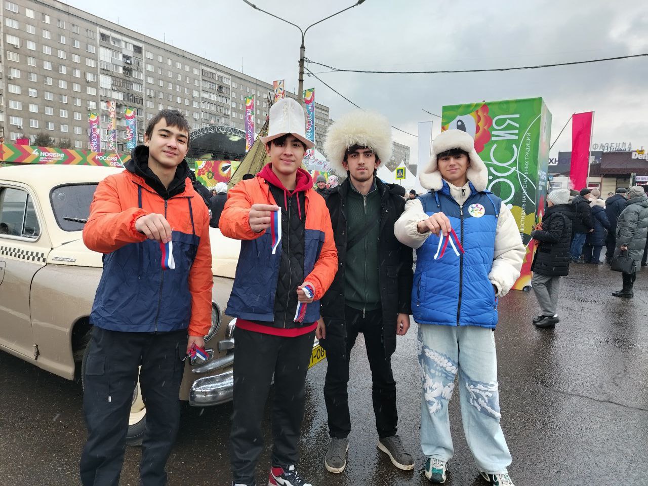 На площади перед ТЦ «Красноярье» в Красноярске идет празднование Дня народного единства На площади перед ТЦ «Красноярье» в Красноярске идет празднование Дня народного единства