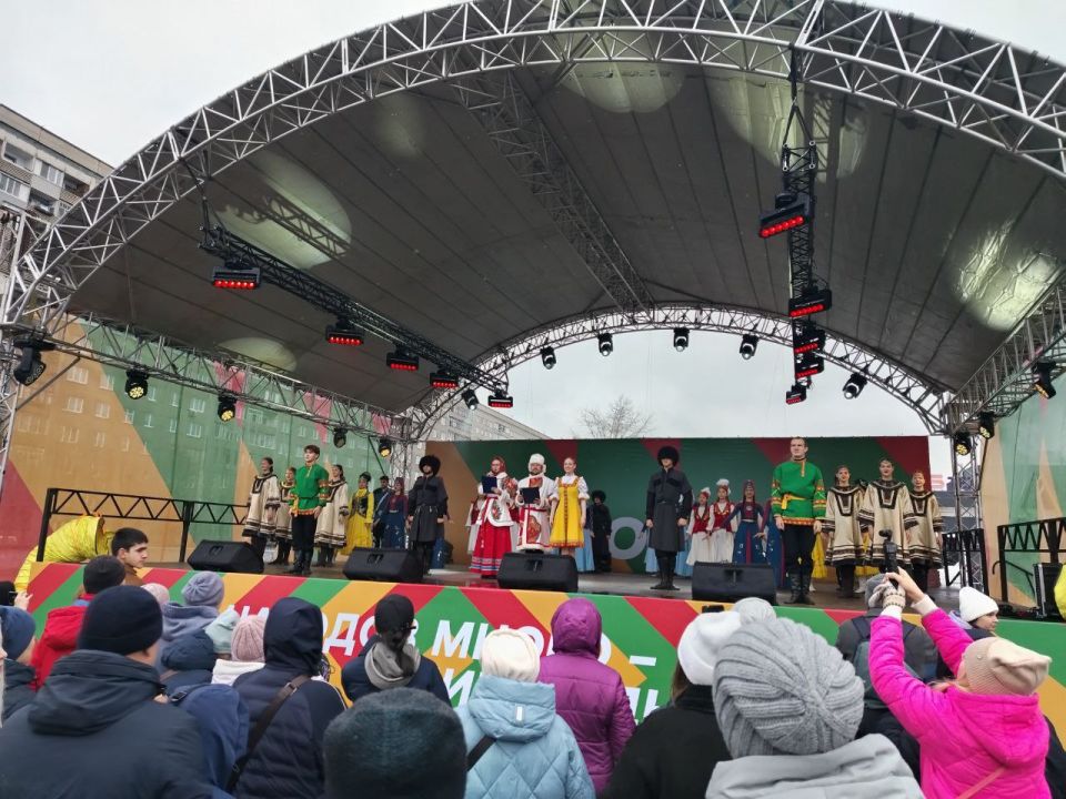 На площади перед ТЦ «Красноярье» в Красноярске идет празднование Дня народного единства