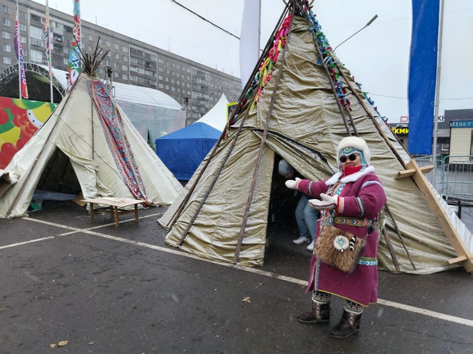 На площади перед ТЦ «Красноярье» в Красноярске идет празднование Дня народного единства На площади перед ТЦ «Красноярье» в Красноярске идет празднование Дня народного единства
