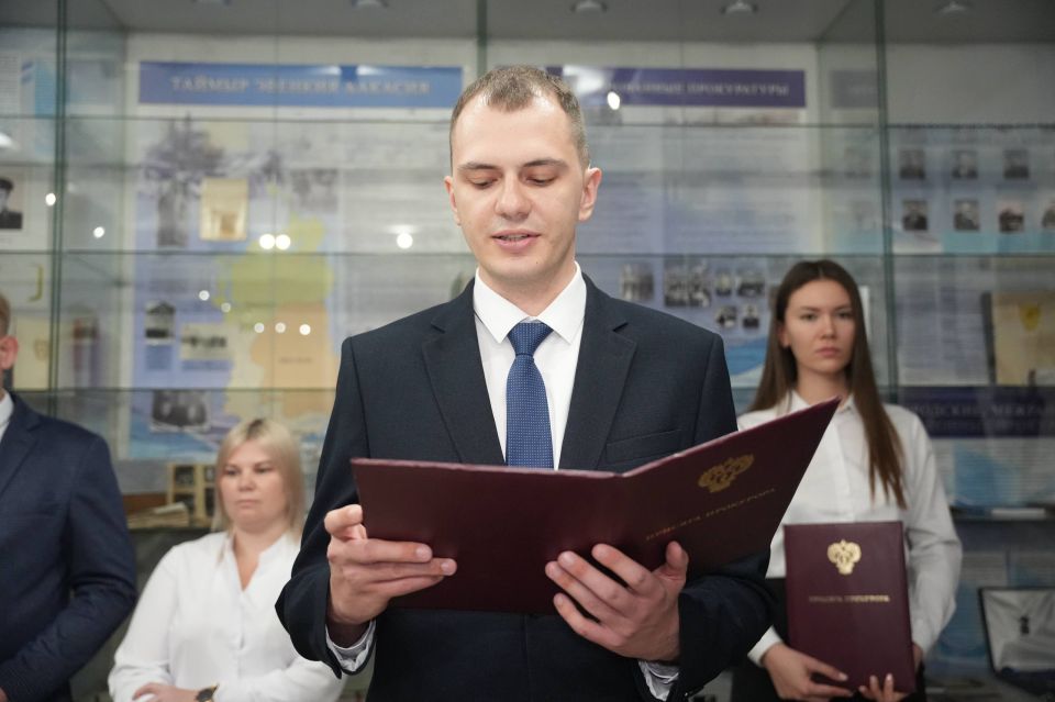 В преддверии Дня народного единства в прокуратуре края молодые специалисты приняли Присягу в торжественной обстановке В преддверии Дня народного единства в прокуратуре края молодые специалисты приняли Присягу в торжественной обстановке