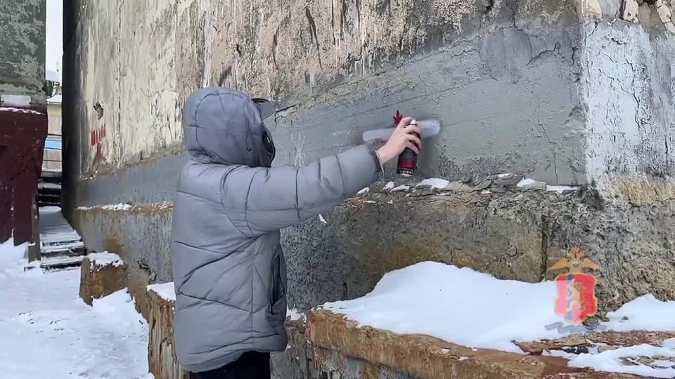 В Норильске задержан 23-летний житель Санкт-Петербурга, который специально прилетел в город для нанесения рекламы наркотических средств на стены зданий