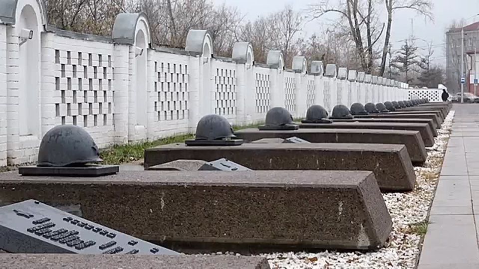 КАРАУЛ РАЗНЫХ ПОКОЛЕНИЙ ЗАСТУПИЛ НА ПОСТ № 1