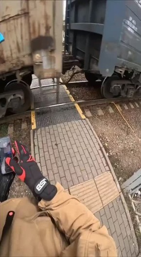 Молодая жительница Подмосковья спасла пенсионерку от идущего поезда