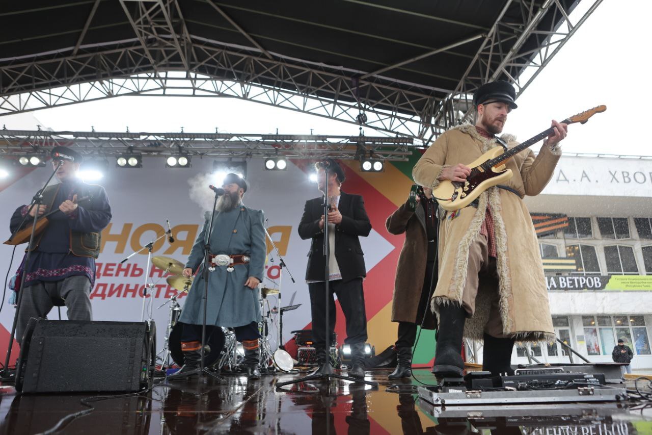 Красноярцы встали в хоровод на Театральной площади Красноярцы встали в хоровод на Театральной площади