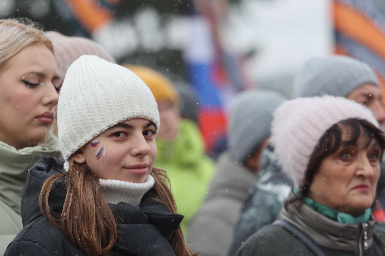 Красноярцы встали в хоровод на Театральной площади Красноярцы встали в хоровод на Театральной площади