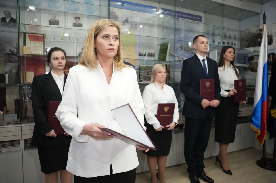 В преддверии Дня народного единства в прокуратуре края молодые специалисты приняли Присягу в торжественной обстановке В преддверии Дня народного единства в прокуратуре края молодые специалисты приняли Присягу в торжественной обстановке