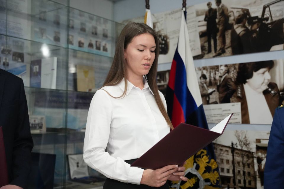 В преддверии Дня народного единства в прокуратуре края молодые специалисты приняли Присягу в торжественной обстановке В преддверии Дня народного единства в прокуратуре края молодые специалисты приняли Присягу в торжественной обстановке