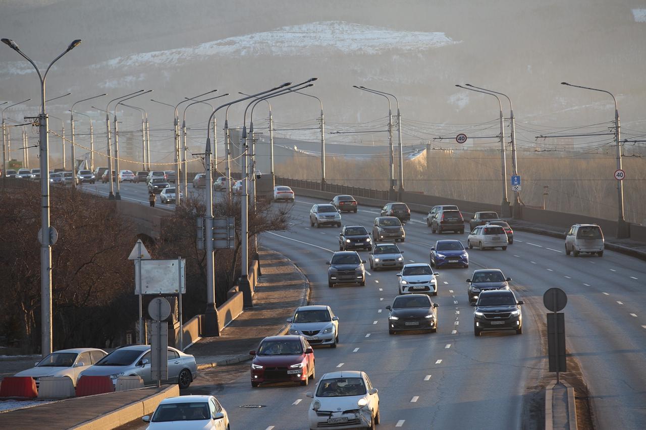 Регулировать движение автомобилей во время режима «черного неба» предложили в Красноярске