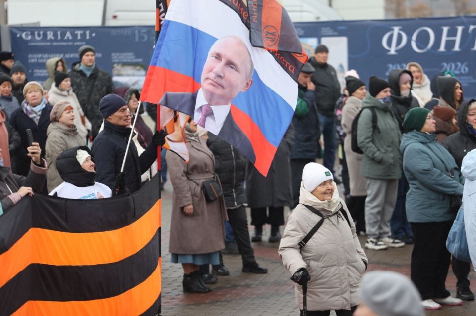 Красноярцы встали в хоровод на Театральной площади Красноярцы встали в хоровод на Театральной площади