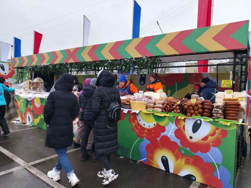 На площади перед ТЦ «Красноярье» в Красноярске идет празднование Дня народного единства На площади перед ТЦ «Красноярье» в Красноярске идет празднование Дня народного единства