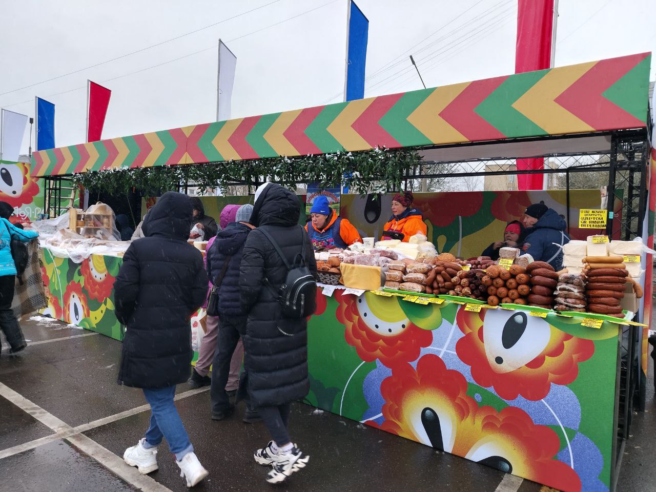 На площади перед ТЦ «Красноярье» в Красноярске идет празднование Дня народного единства На площади перед ТЦ «Красноярье» в Красноярске идет празднование Дня народного единства