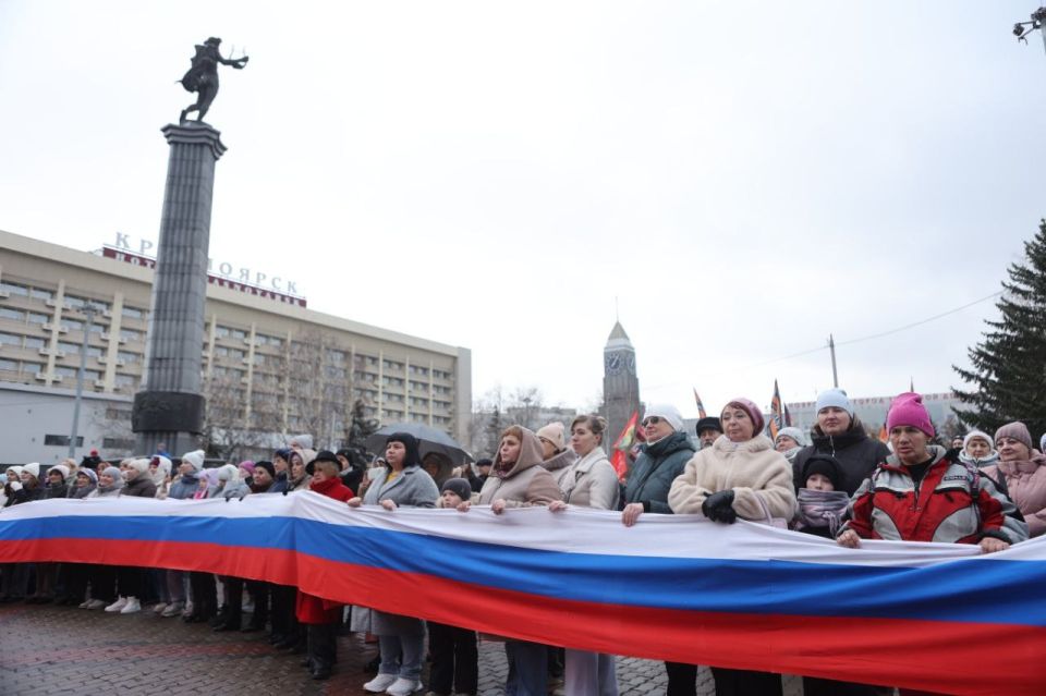 Красноярцы встали в хоровод на Театральной площади Красноярцы встали в хоровод на Театральной площади
