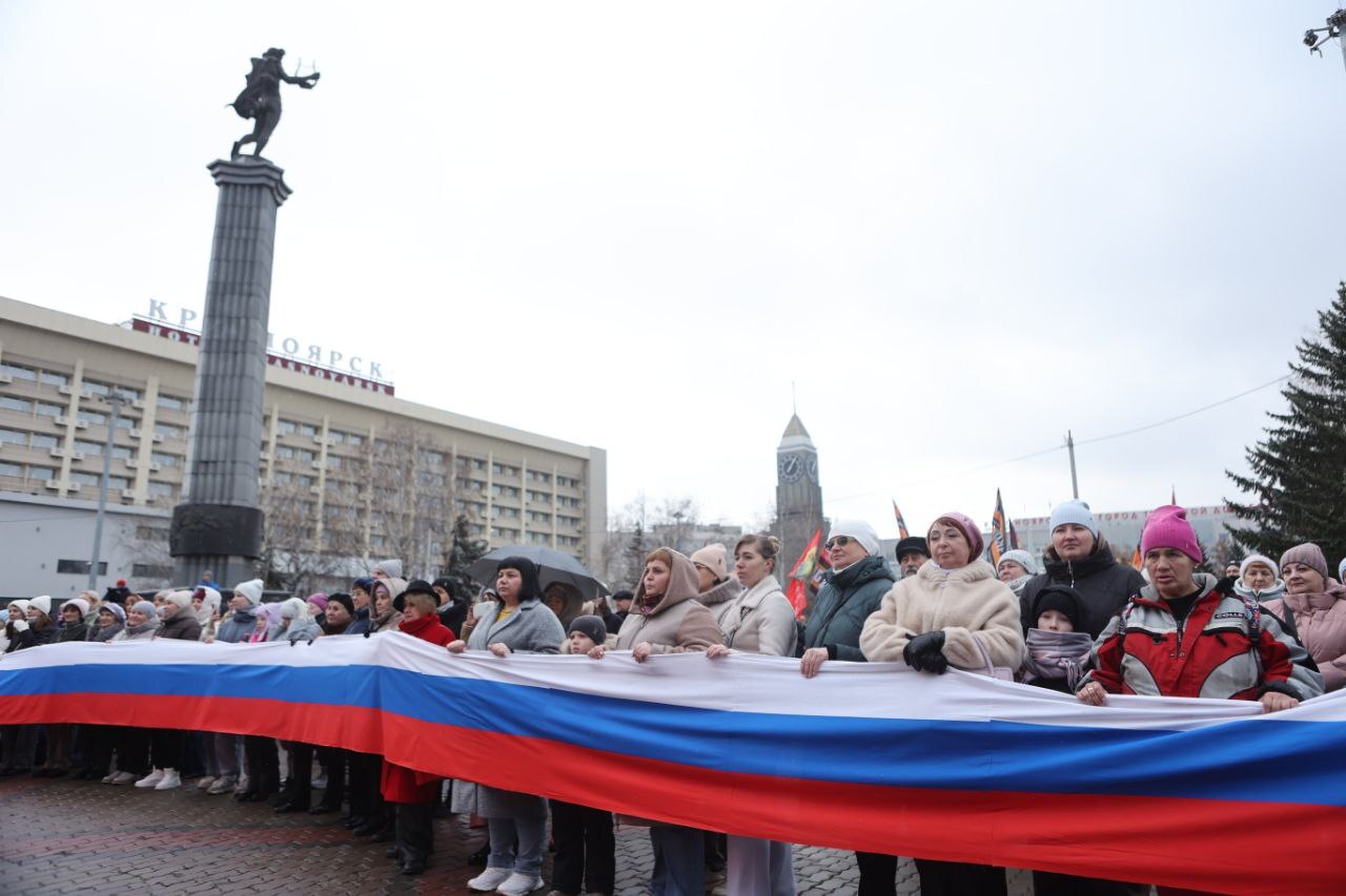 Красноярцы встали в хоровод на Театральной площади Красноярцы встали в хоровод на Театральной площади