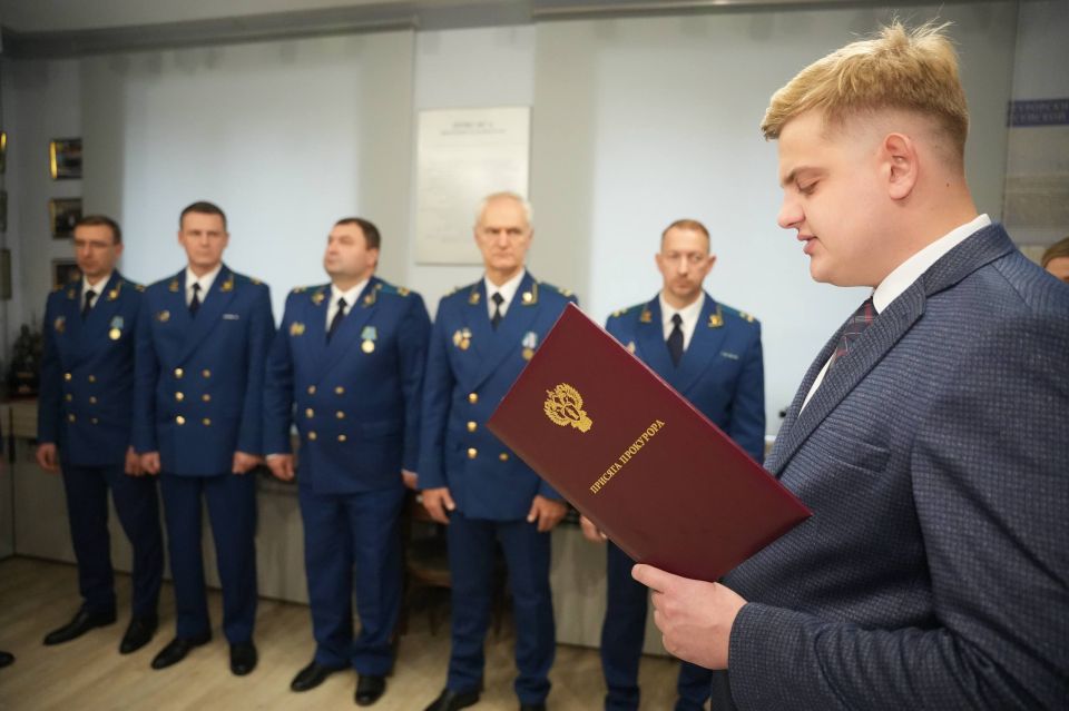 В преддверии Дня народного единства в прокуратуре края молодые специалисты приняли Присягу в торжественной обстановке В преддверии Дня народного единства в прокуратуре края молодые специалисты приняли Присягу в торжественной обстановке