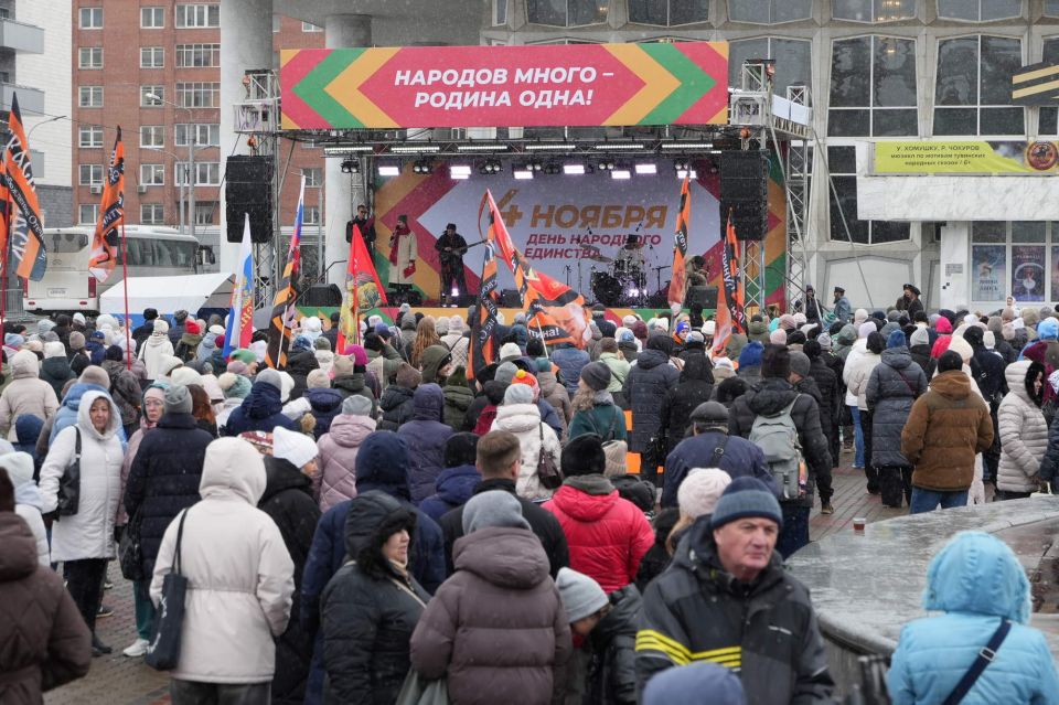 Сегодня красноярцы вместе со всей страной отмечают День народного единства Сегодня красноярцы вместе со всей страной отмечают День народного единства