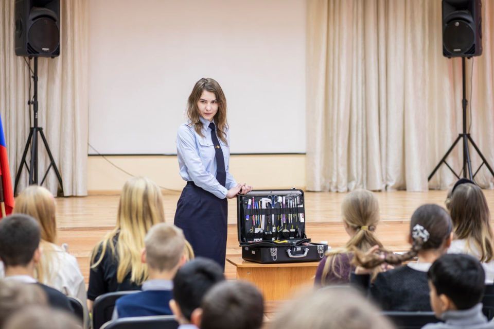 «Будущее в погонах»: полицейские Красноярского края провели для учащихся профориентационный урок