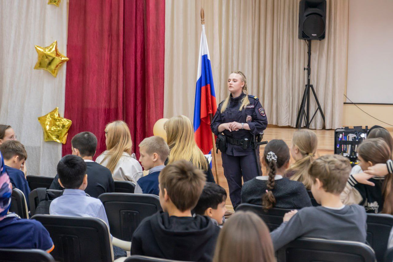 «Будущее в погонах»: полицейские Красноярского края провели для учащихся профориентационный урок «Будущее в погонах»: полицейские Красноярского края провели для учащихся профориентационный урок