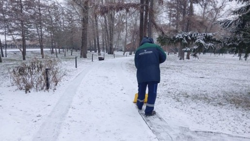Снежок накрыл собой все лавочки, лестницы и тропинки в городских пространствах