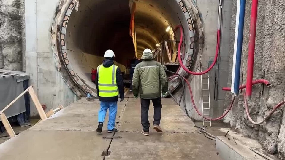 Первый космонавт из Красноярского края Кирилл Песков и губернатор Михаил Котюков осмотрели стройплощадку перед ЖД вокзалом