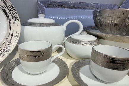 Почему наклейки оставляют следы на посуде: как избавиться от липкости без царапин