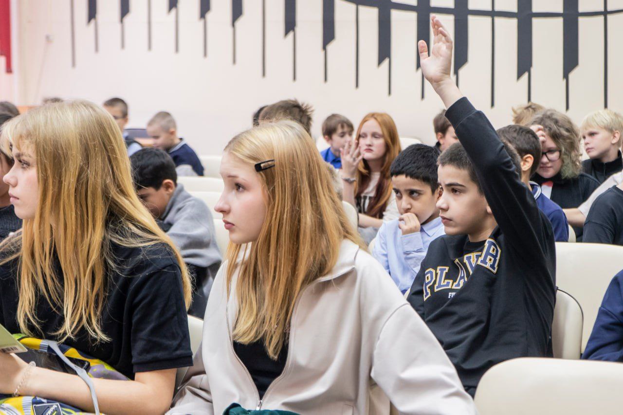 «Будущее в погонах»: полицейские Красноярского края провели для учащихся профориентационный урок «Будущее в погонах»: полицейские Красноярского края провели для учащихся профориентационный урок