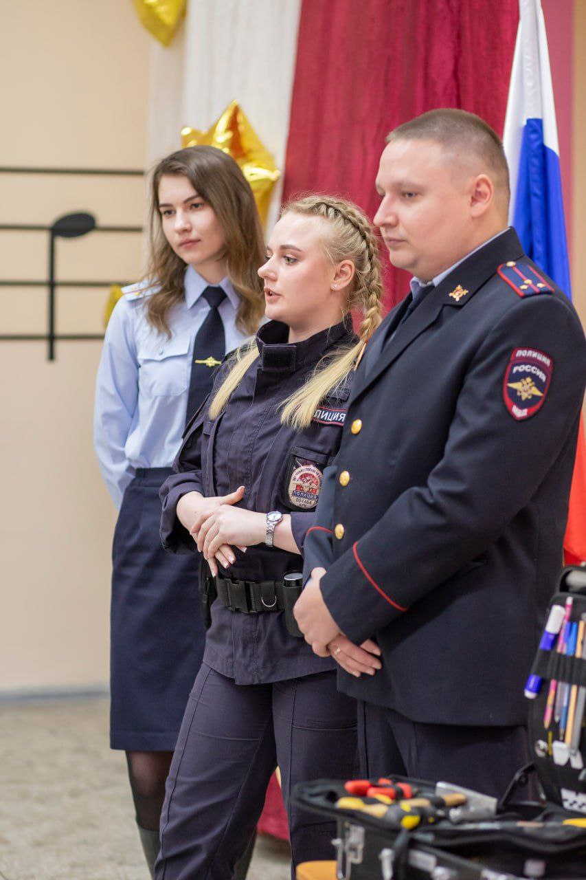«Будущее в погонах»: полицейские Красноярского края провели для учащихся профориентационный урок «Будущее в погонах»: полицейские Красноярского края провели для учащихся профориентационный урок