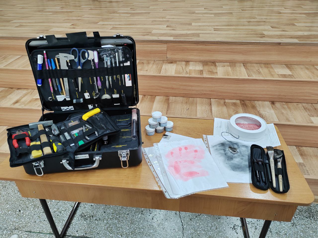 «Будущее в погонах»: полицейские Красноярского края провели для учащихся профориентационный урок «Будущее в погонах»: полицейские Красноярского края провели для учащихся профориентационный урок