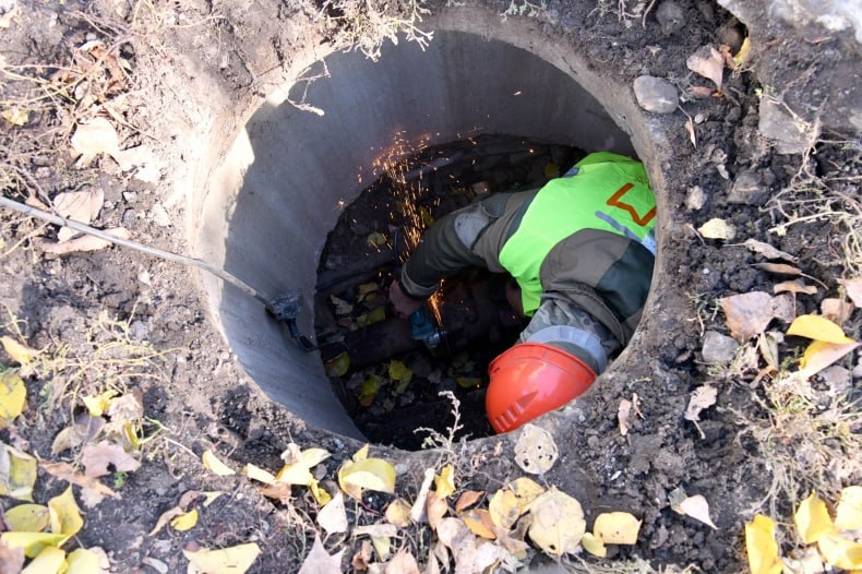 #ЛНР #восстановление. Аварийно-восстановительная бригада из Красноярского края ремонтирует участок теплотрассы для Свердловской центральной городской многопрофильной больницы (ЛНР)