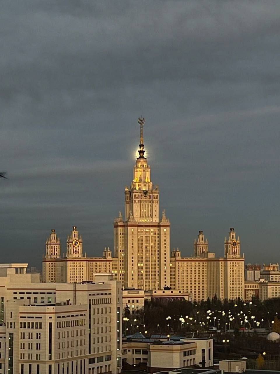 «Бобровая» суперлуна взошла над российскими городами «Бобровая» суперлуна взошла над российскими городами