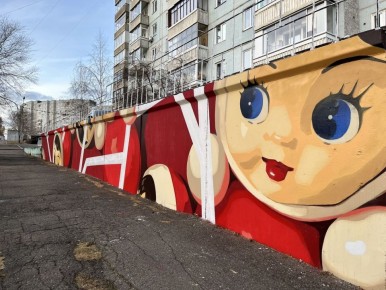 На Петра Словцова, 13 в Красноярске появился новый арт-объект "СТОЯТЬ" на стене дома