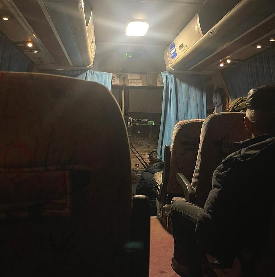 Автобус с пассажирами съехал с трассы на севере Красноярского края из-за неисправных тормозов