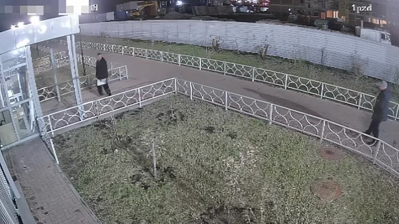 В «ТИХИХ ЗОРЯХ» МУЖЧИНА С ПИСТОЛЕТОМ ПРИСТАВАЛ К ПРОХОЖИМ