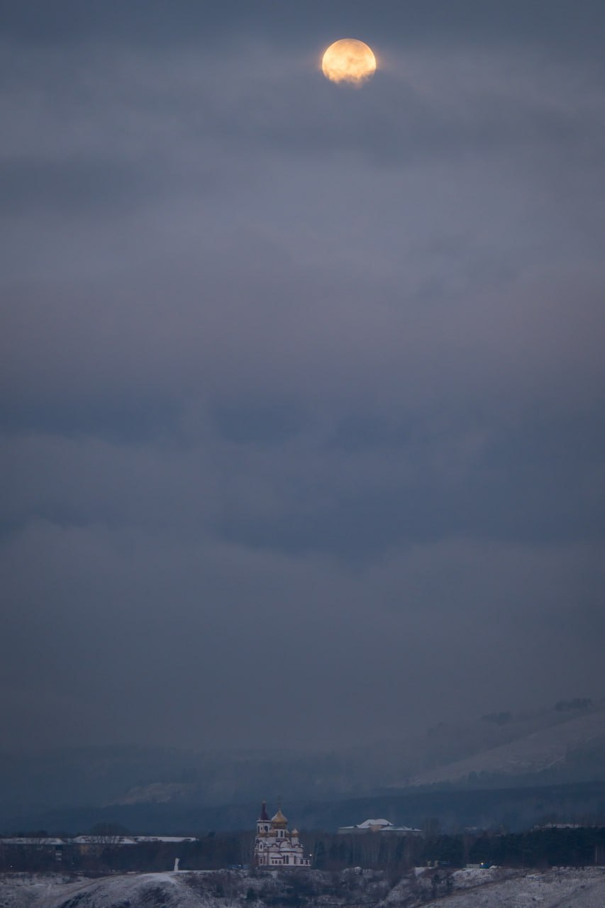 «Охотничье» суперлуние над Красноярском и его тысяча имен «Охотничье» суперлуние над Красноярском и его тысяча имен