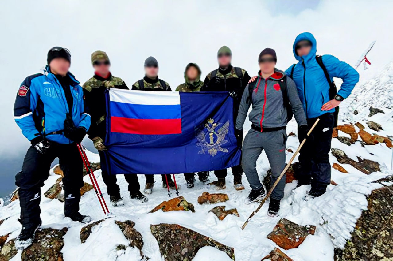 6 ноября 1991 года на территории Южной Сибири, в левобережной части могучего и полноводного Енисея, в крае древних скифских курганов и архитектурно-фортификационных сооружений, в регионе пятиста соленых и пресных кристально... 6 ноября 1991 года на территории Южной Сибири, в левобережной части могучего и полноводного Енисея, в крае древних скифских курганов и архитектурно-фортификационных сооружений, в регионе пятиста соленых и пресных кристально...