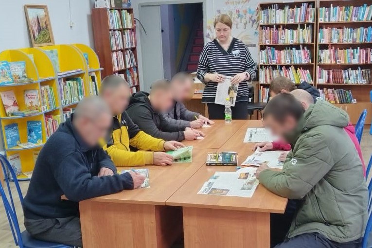 Осужденные к принудительным работам, отбывающие наказание в г. Канске, посетили городскую библиотеку