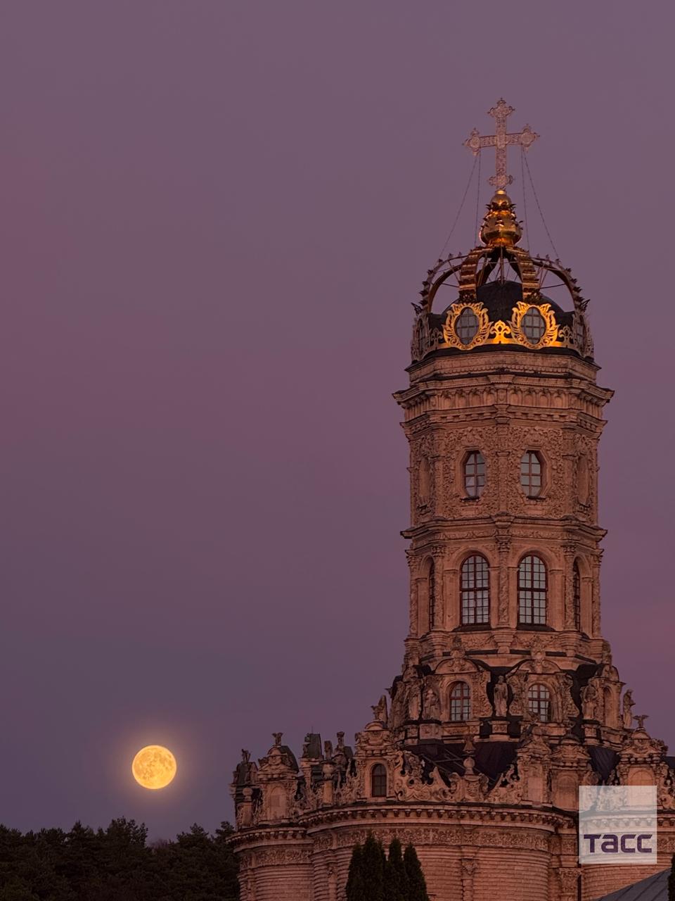 «Бобровая» суперлуна взошла над российскими городами «Бобровая» суперлуна взошла над российскими городами