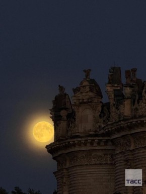 «Бобровая» суперлуна взошла над российскими городами