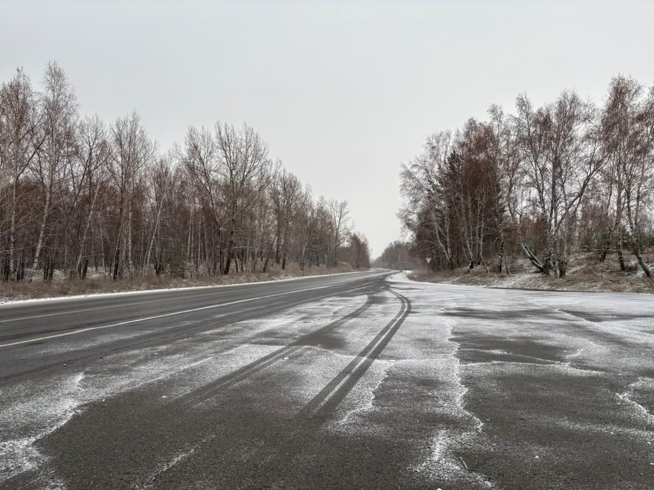 Госавтоинспекция Минусинска предупреждает водителей о гололедице на загородных трассах Госавтоинспекция Минусинска предупреждает водителей о гололедице на загородных трассах