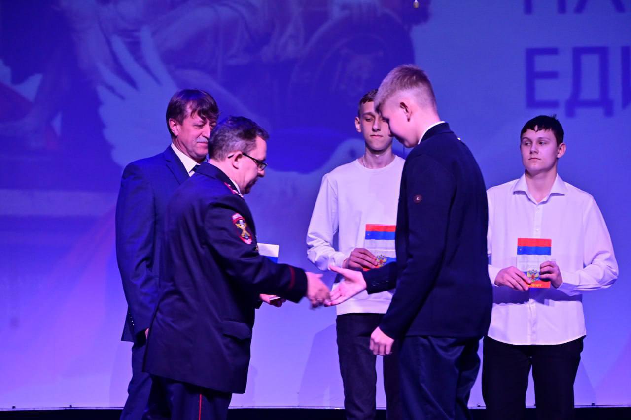 Важный шаг: школьники получают первые паспорта Важный шаг: школьники получают первые паспорта