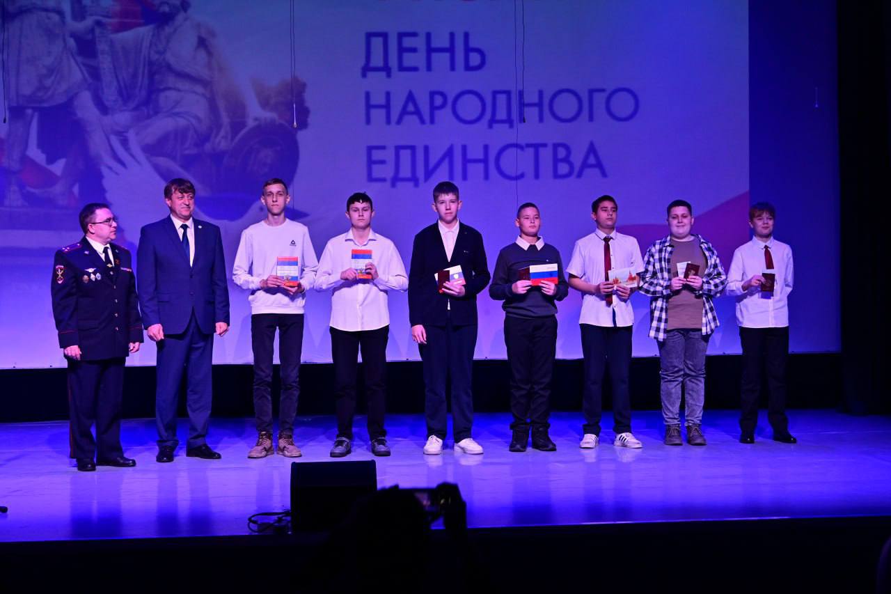 Важный шаг: школьники получают первые паспорта Важный шаг: школьники получают первые паспорта