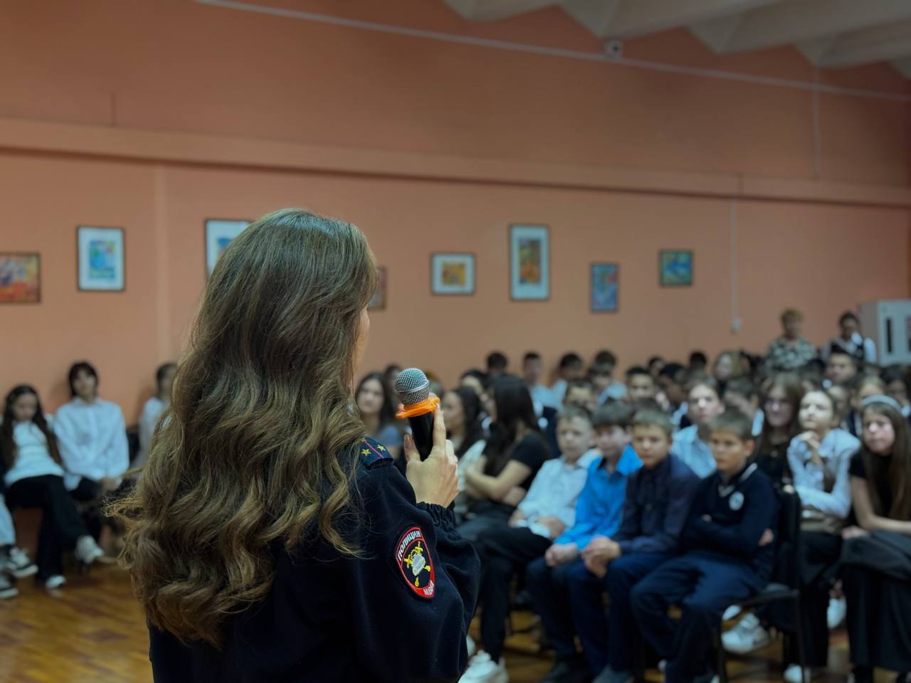 Сотрудники Госавтоинспекции Красноярска совместно с инспекторами ПДН провели для старшеклассников урок безопасности