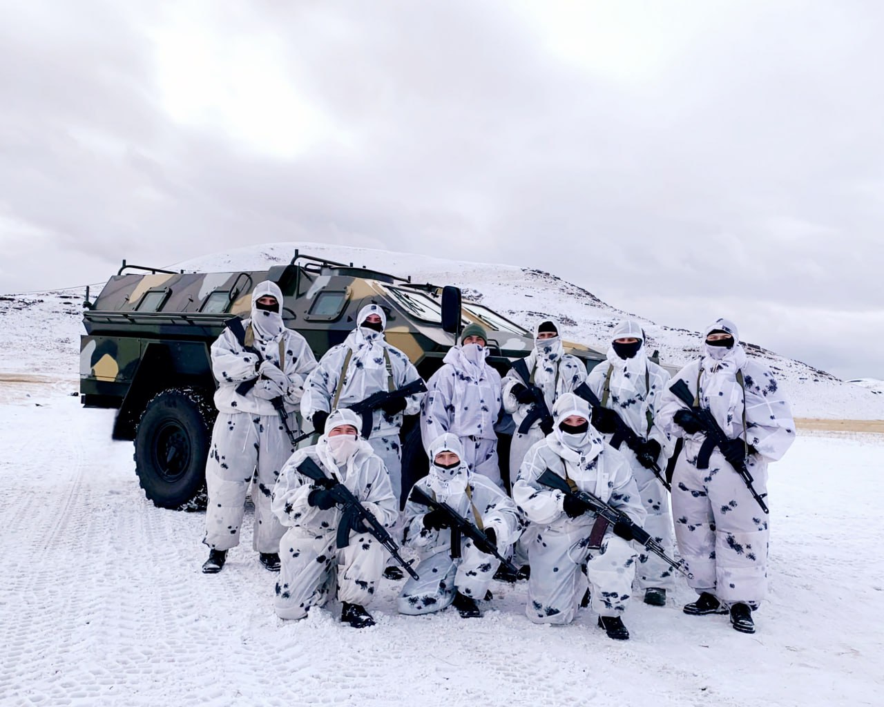 6 ноября 1991 года на территории Южной Сибири, в левобережной части могучего и полноводного Енисея, в крае древних скифских курганов и архитектурно-фортификационных сооружений, в регионе пятиста соленых и пресных кристально... 6 ноября 1991 года на территории Южной Сибири, в левобережной части могучего и полноводного Енисея, в крае древних скифских курганов и архитектурно-фортификационных сооружений, в регионе пятиста соленых и пресных кристально...