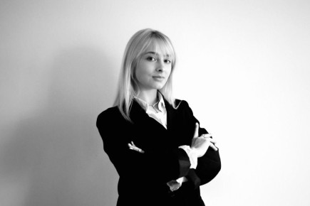 В самом широком понимании маркетолог — это специалист, отвечающий за взаимодействие между компанией, которая что-то производит и хочет это продать, и конечным потребителем