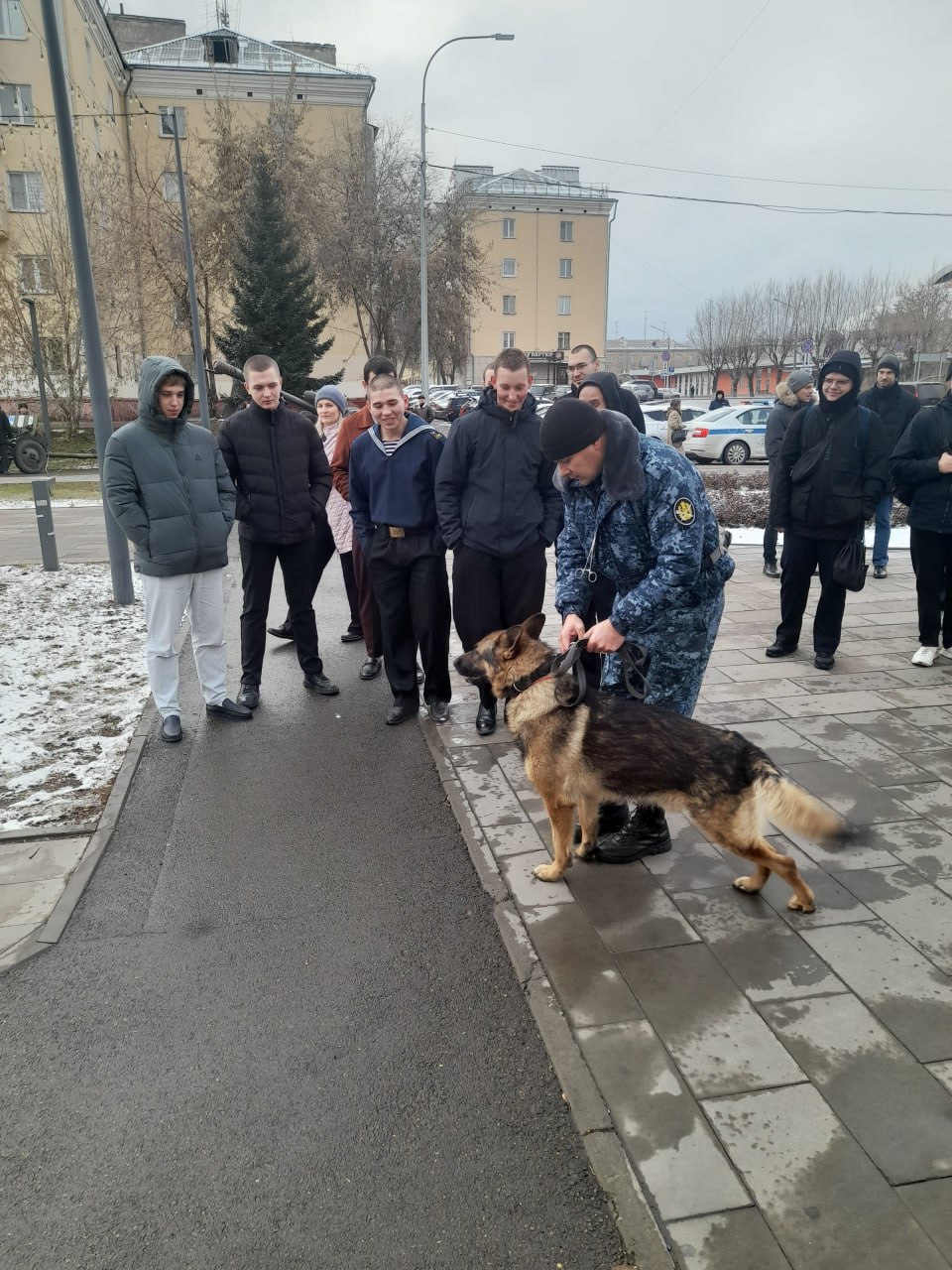 Сотрудники ИК-27 совместно с учащимися профильного класса ГУФСИН красноярской школы № 98 приняли участие в общегородском патриотическом форуме Сотрудники ИК-27 совместно с учащимися профильного класса ГУФСИН красноярской школы № 98 приняли участие в общегородском патриотическом форуме