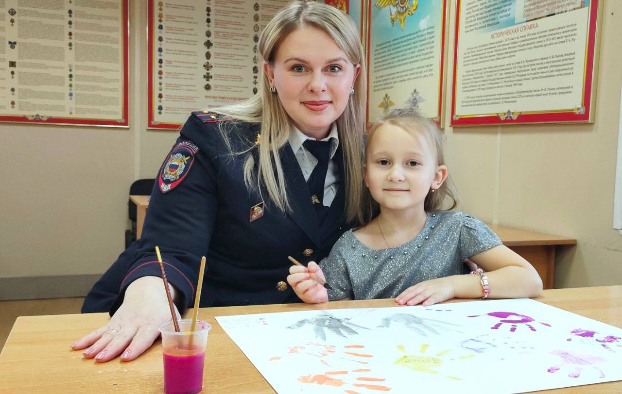 Вместе мы – сила: дети полицейских Ачинска провели день на службе у родители Вместе мы – сила: дети полицейских Ачинска провели день на службе у родители