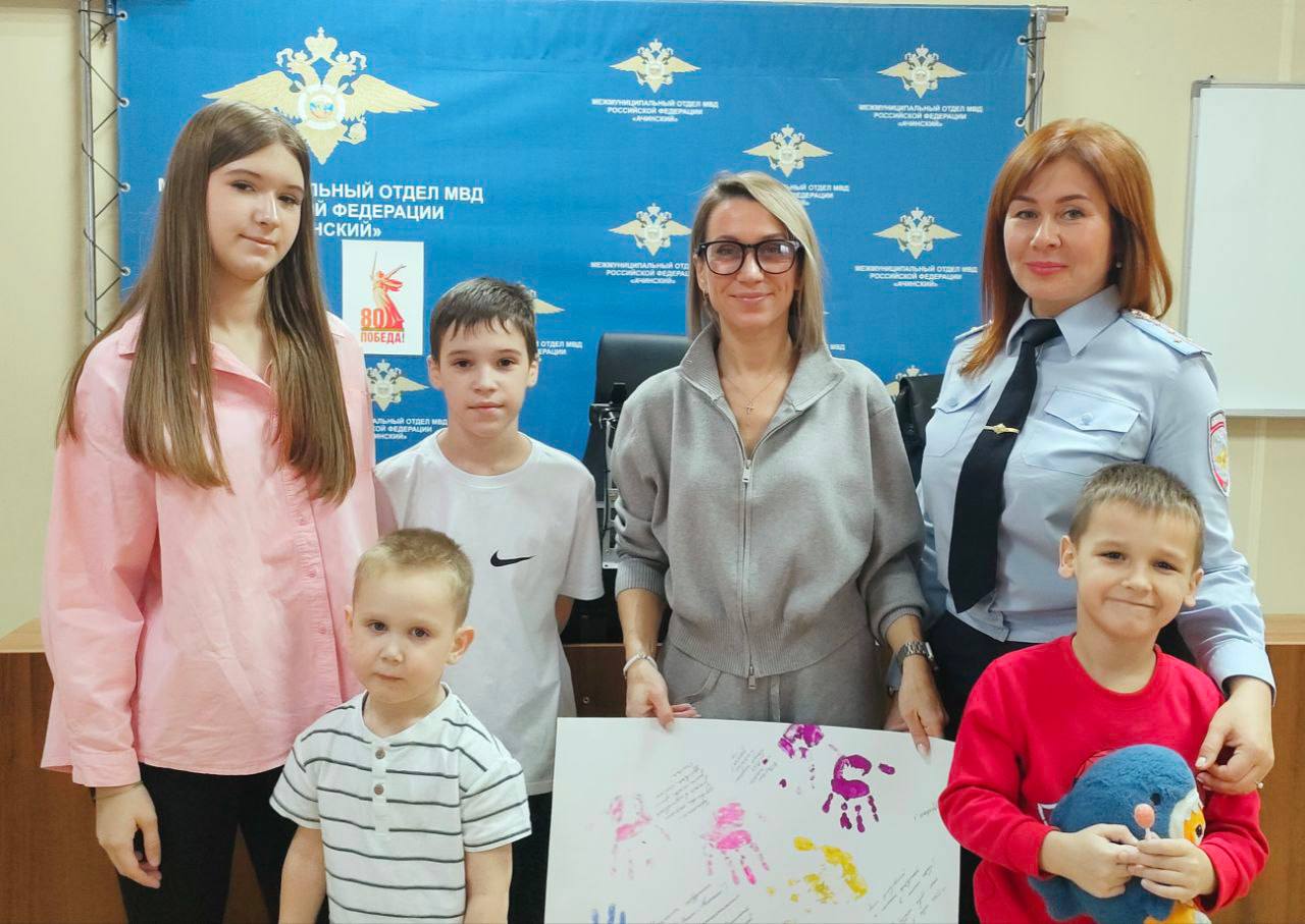 Вместе мы – сила: дети полицейских Ачинска провели день на службе у родители Вместе мы – сила: дети полицейских Ачинска провели день на службе у родители