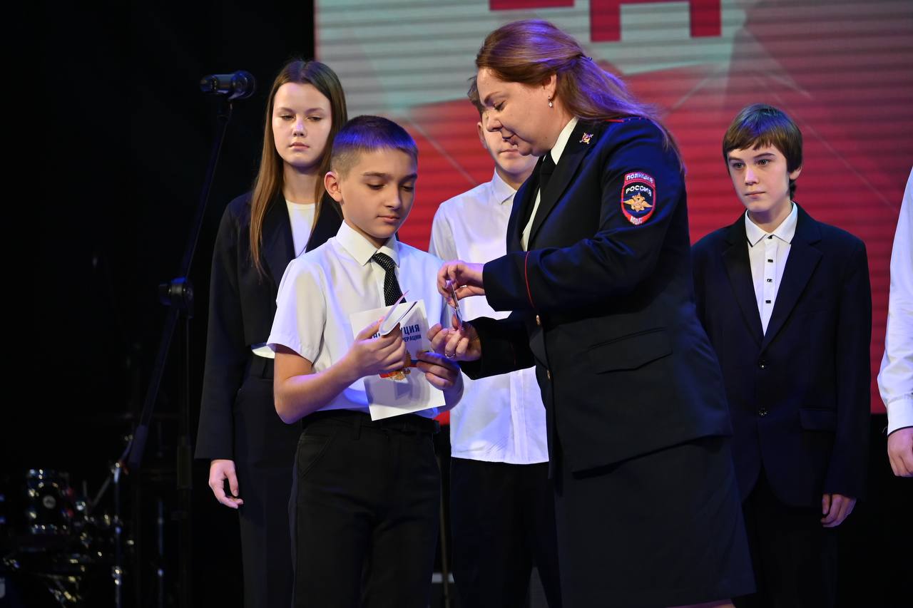 Важный шаг: школьники получают первые паспорта Важный шаг: школьники получают первые паспорта