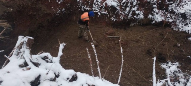 На ул. Даурской в Красноярске, ранее размытой дождями, устанавливают водоотводную систему
