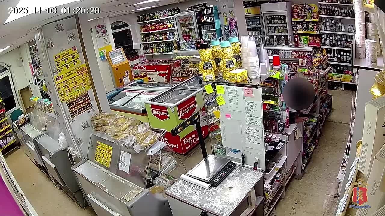 Полиция Красноярска задержала налётчика, напавшего с пистолетом на продавца круглосуточного магазина